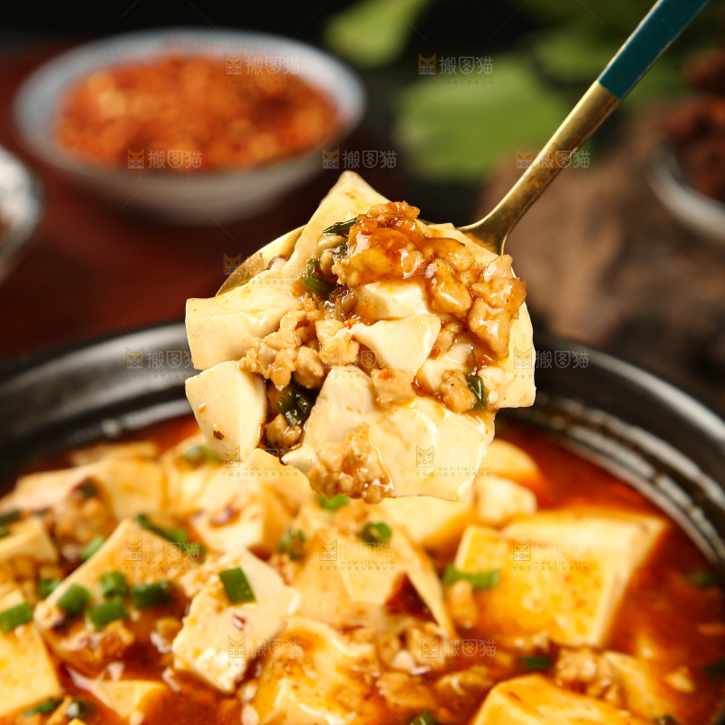 勺子上舀着肉沫烧豆腐
