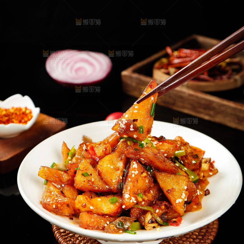 筷子上夹着米豆腐