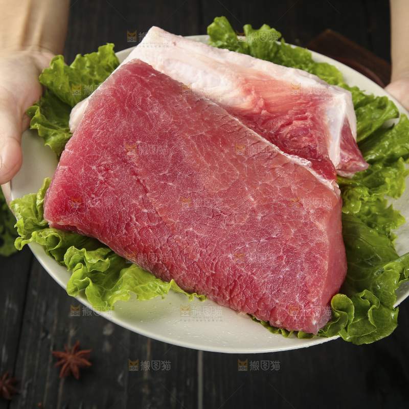 手里端着一盘猪瘦肉