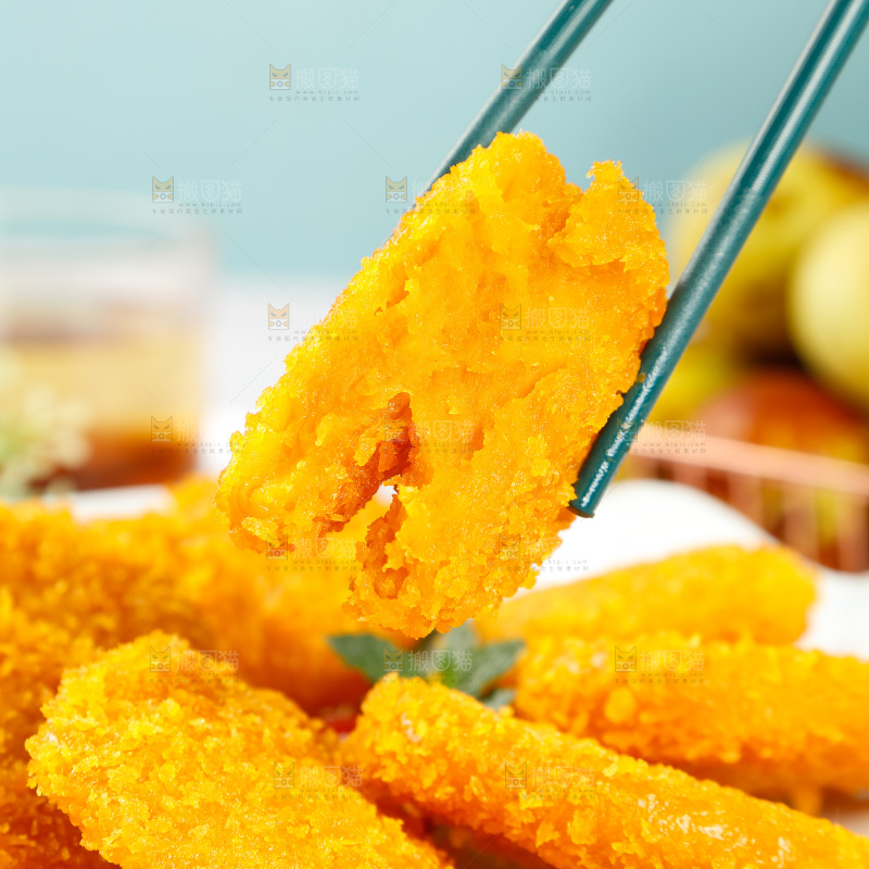 筷子上夹着南瓜饼