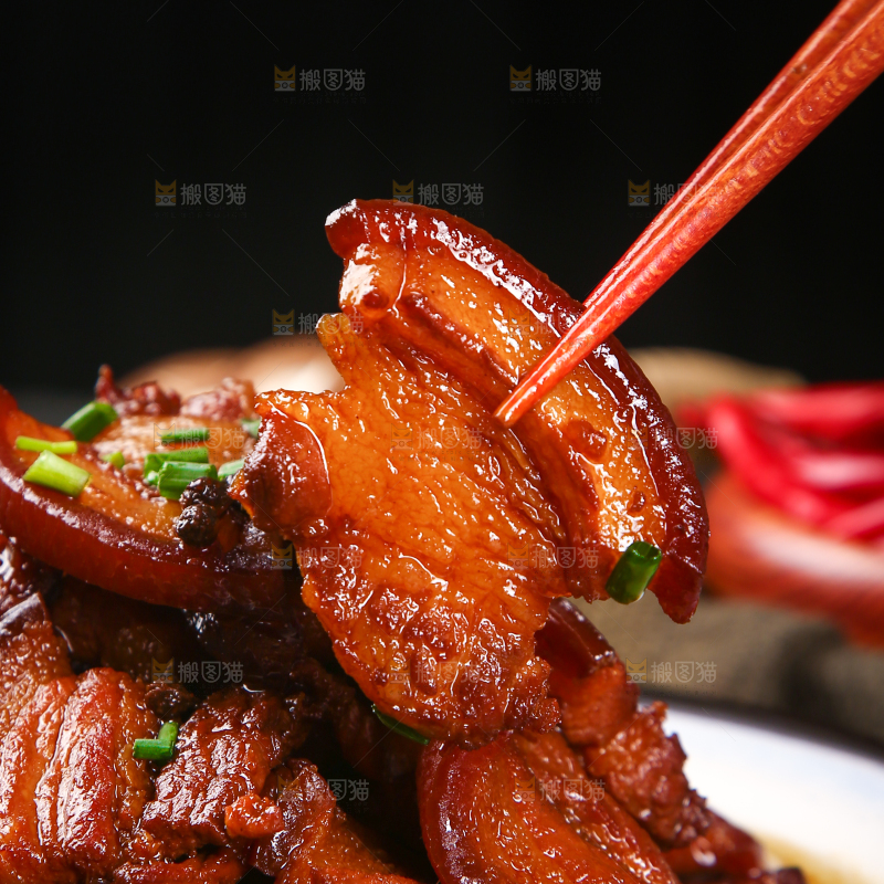筷子上夹着红烧肉