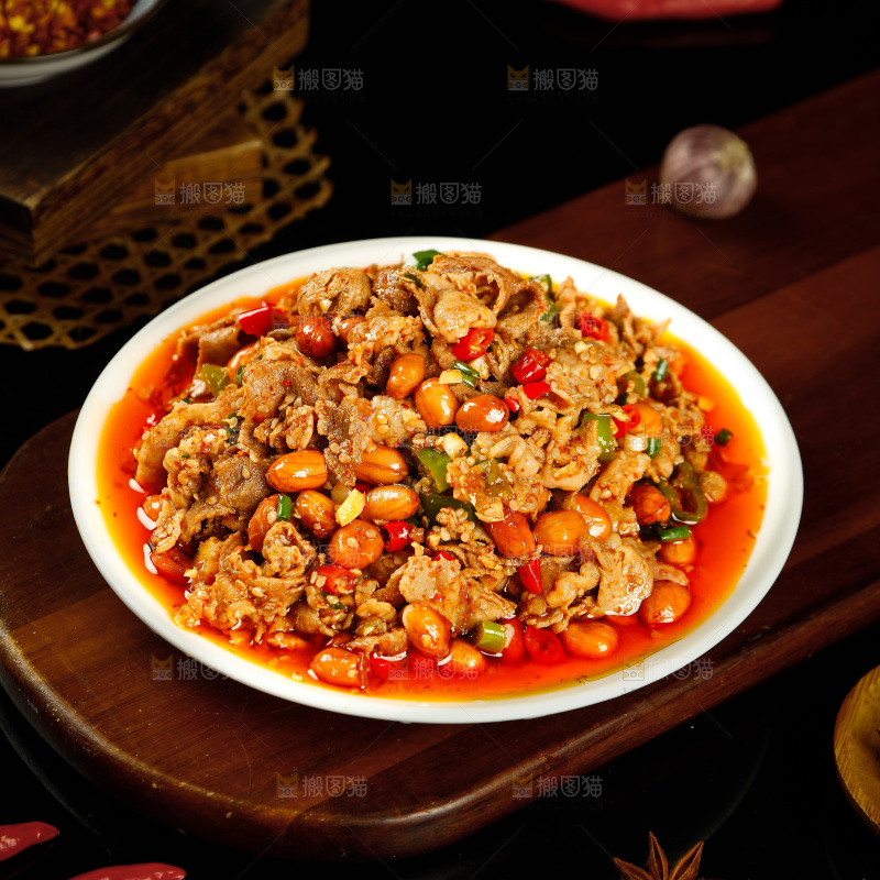 木板上摆放着凉拌牛肉卷