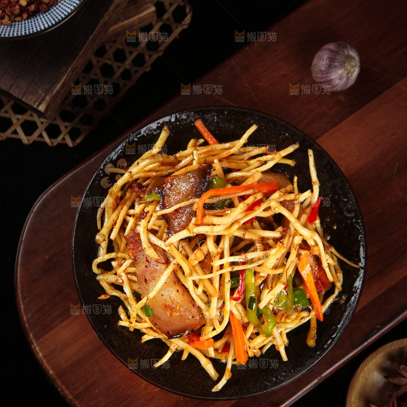 木板上放着鱼腥草炒腊肉