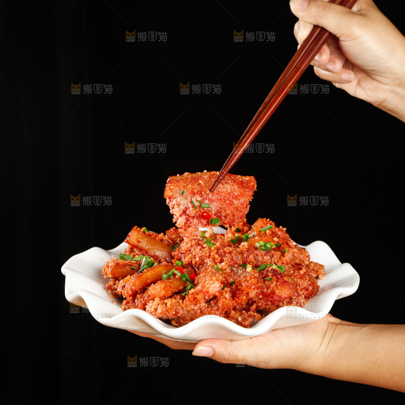 手里端着一盘蒸五花肉