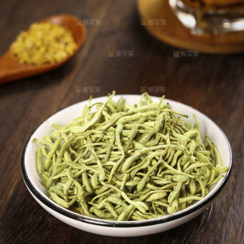 木底上放着一碟金银花茶