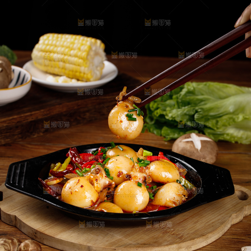 筷子上夹着墨鱼仔