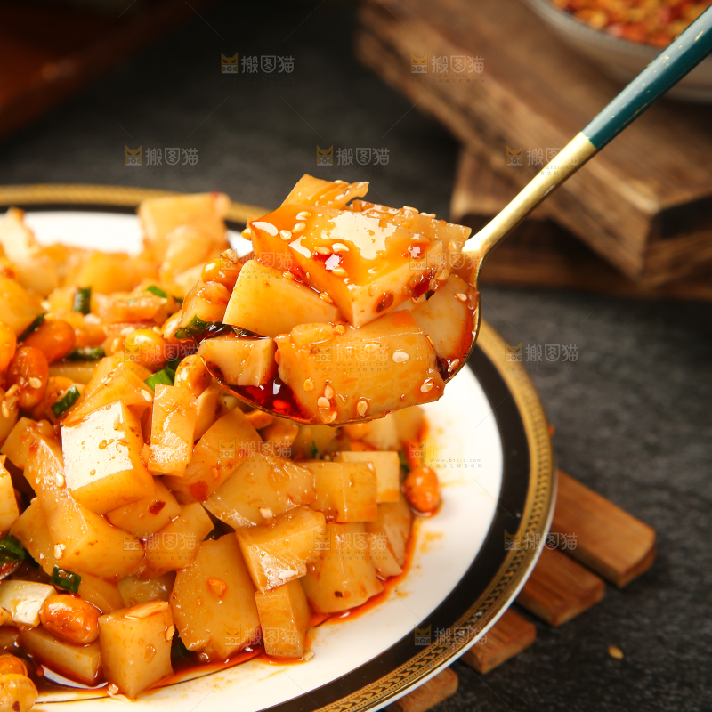 勺子上舀着米豆腐