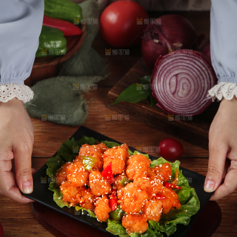 手里端着一盘糖醋咕噜肉