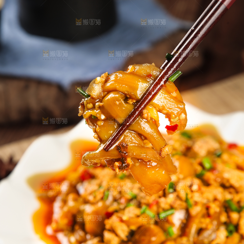 筷子上夹着肉末茄子