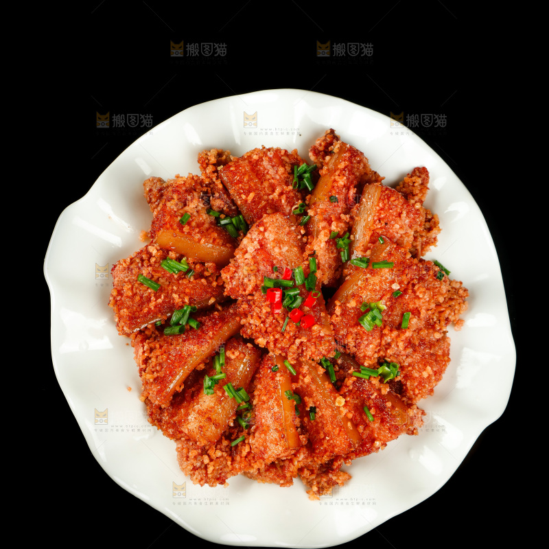 黑底上放着一盘粉蒸肉