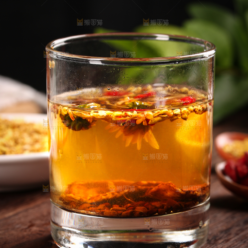 木底上摆放着一杯花茶