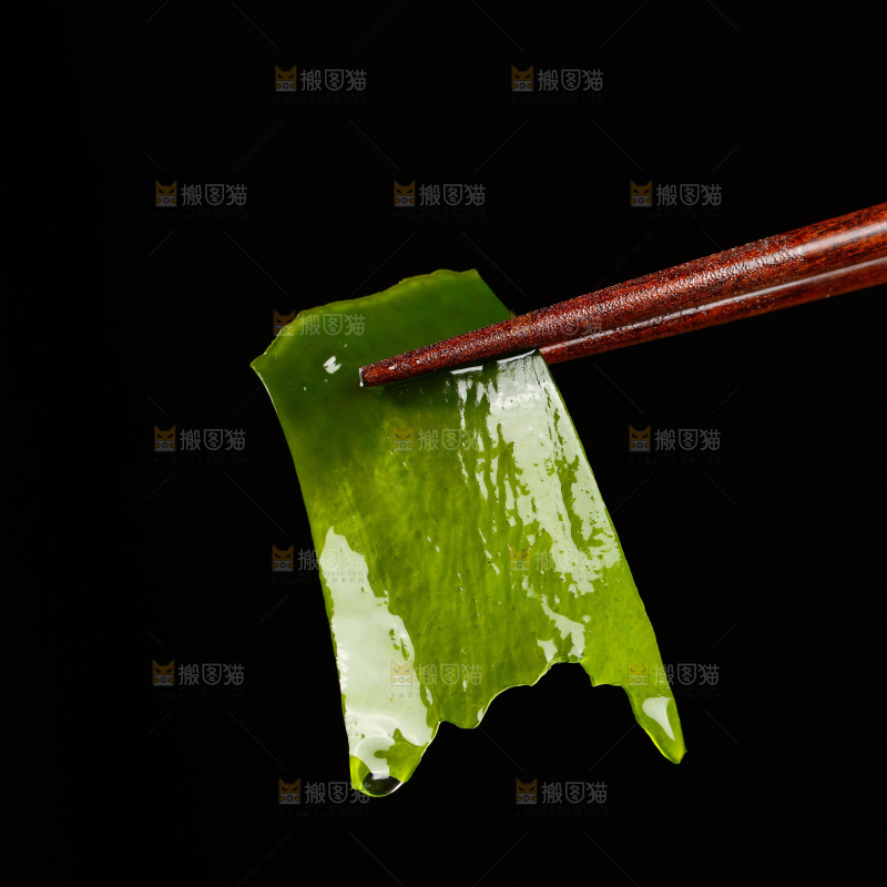 筷子上夹着裙带菜