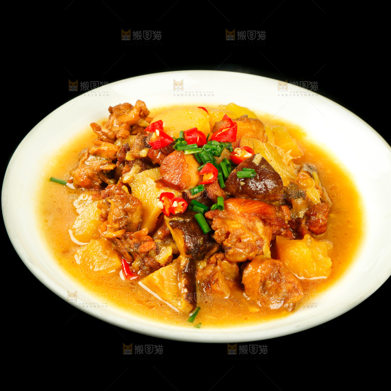 黑底上一盘红烧鸡肉焖土豆