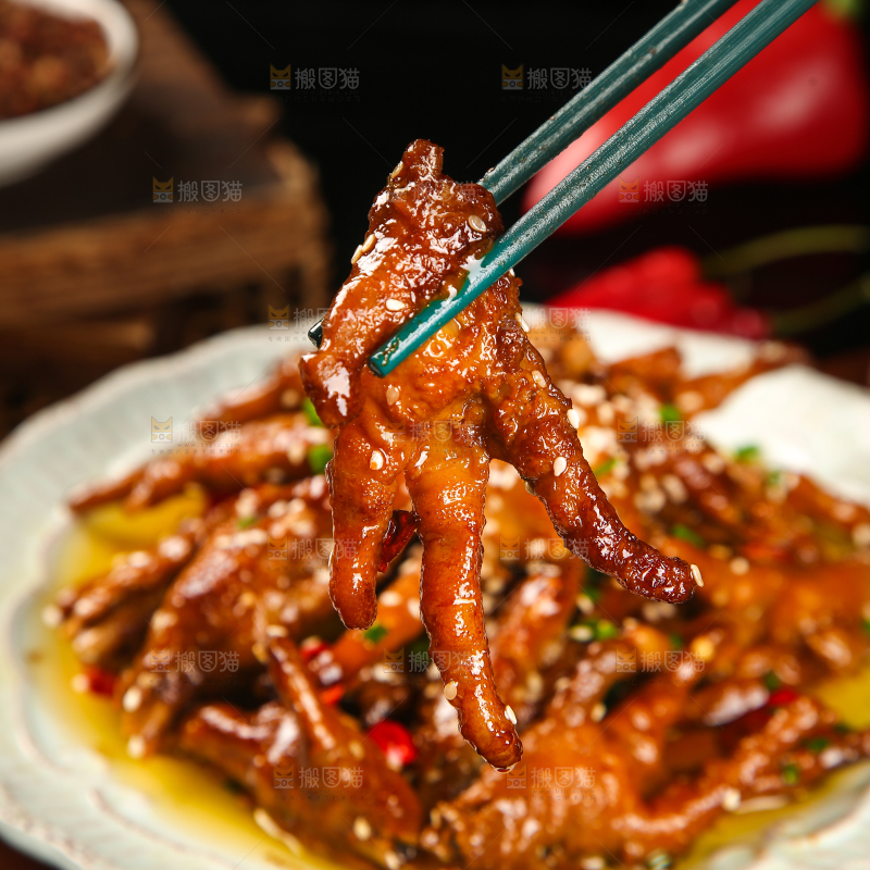 筷子上夹着鸡爪