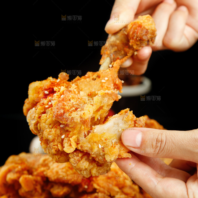 手里拿着炸鸡腿