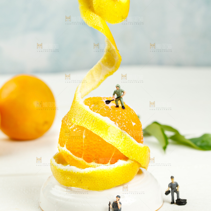 一个削皮的果冻橙