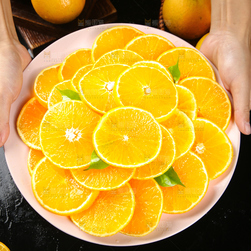 手里端着一盘爱媛果冻橙果肉