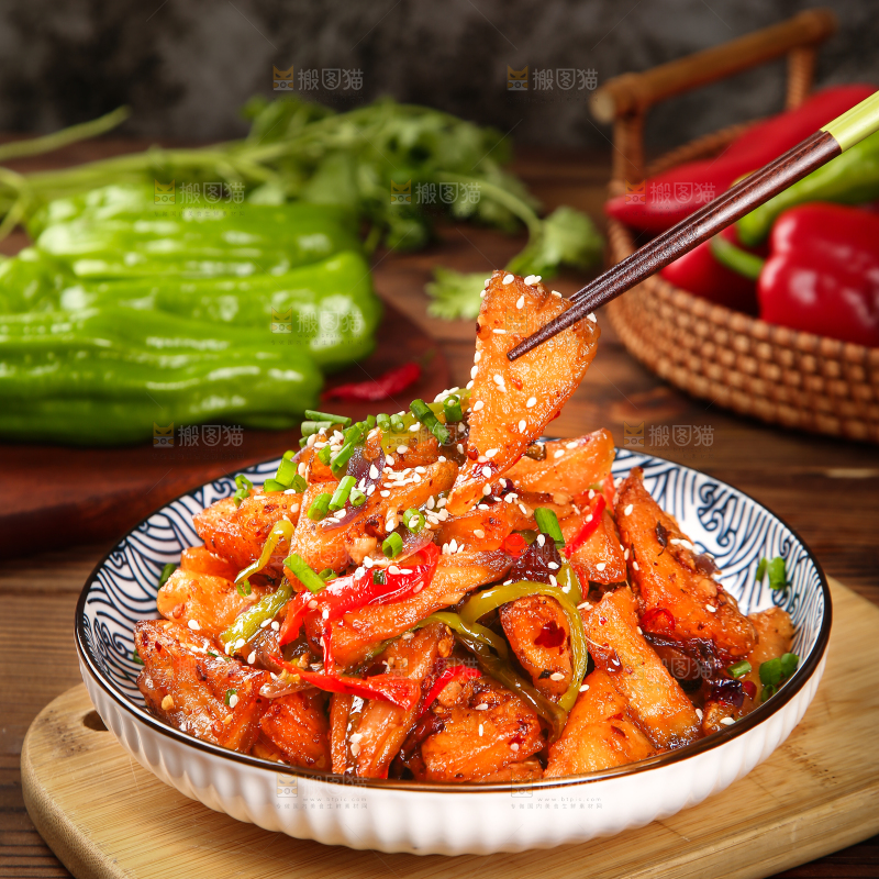 筷子上夹着红烧米豆腐