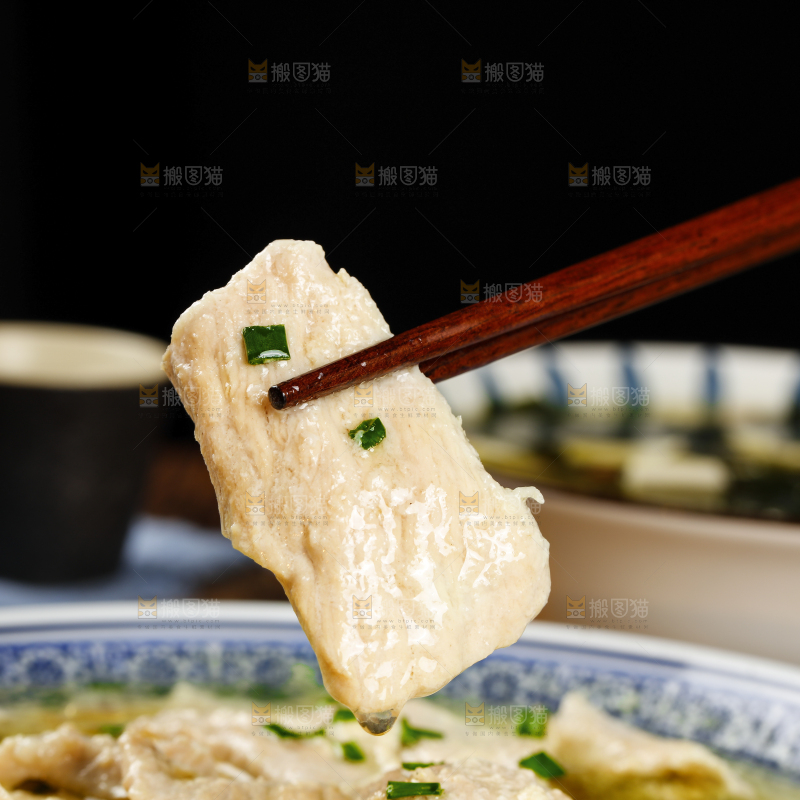 筷子上夹着肉片