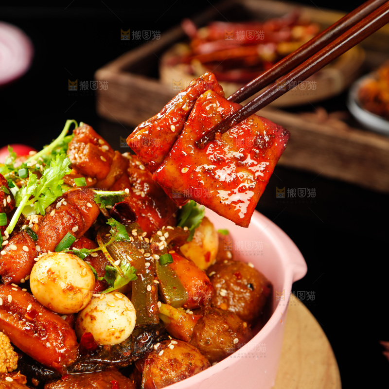 筷子上夹着豆干
