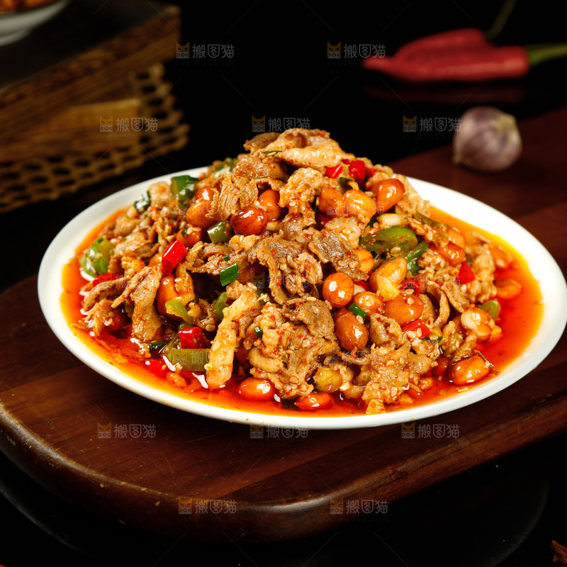 木板上摆放着凉拌牛肉卷