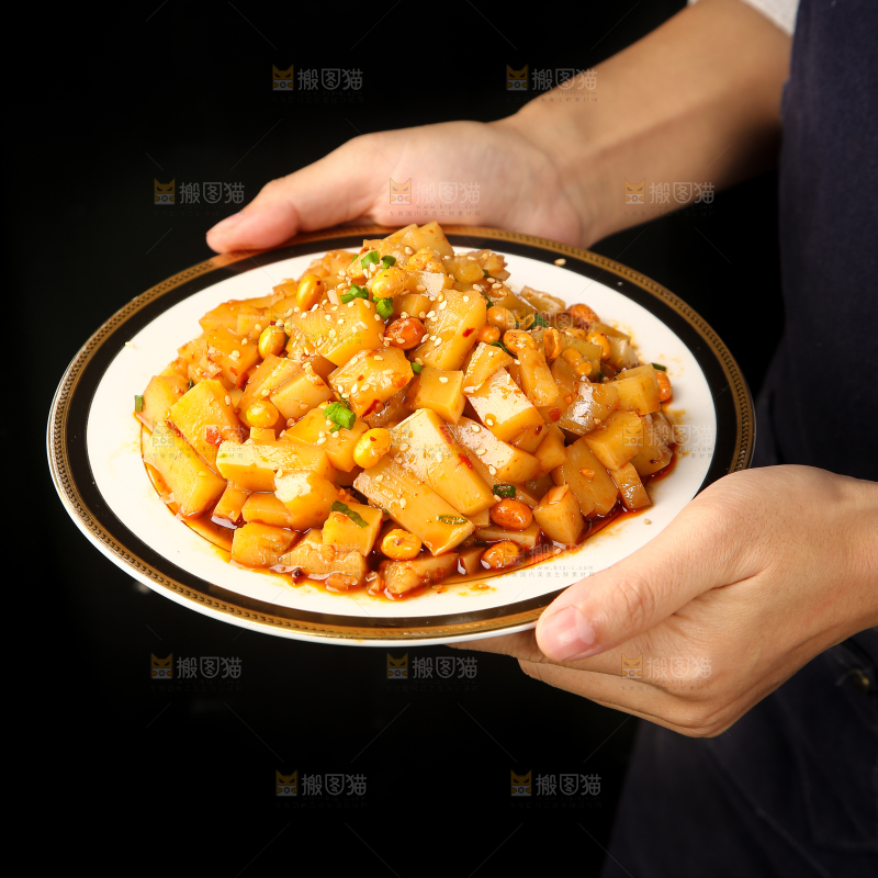 手里端着一盘香辣米豆腐