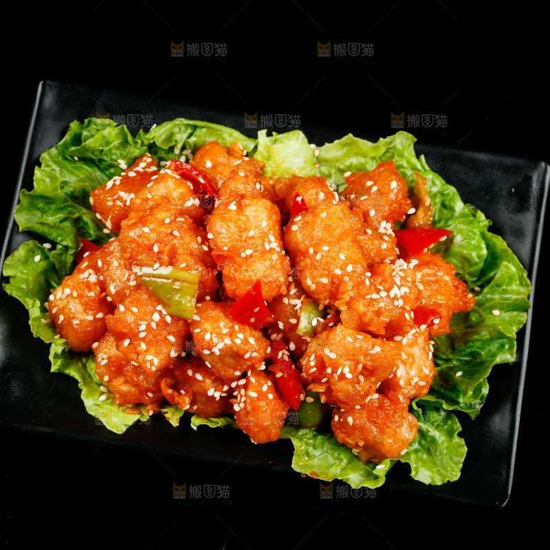 黑底上放着一盘脆皮咕咾肉