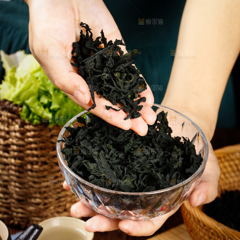 手里端着一碗无梗裙带菜