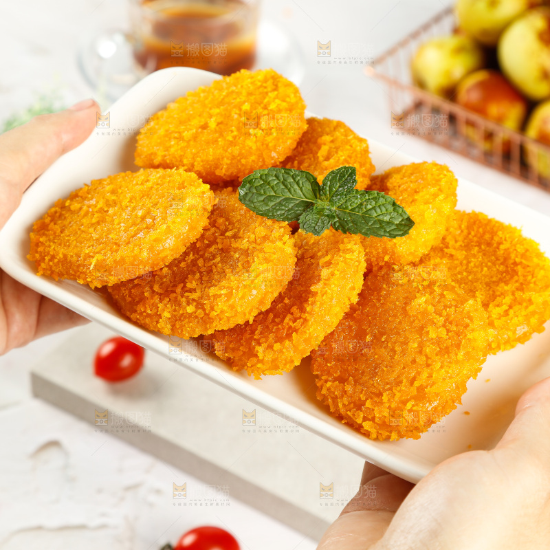 手里端着一盘南瓜饼