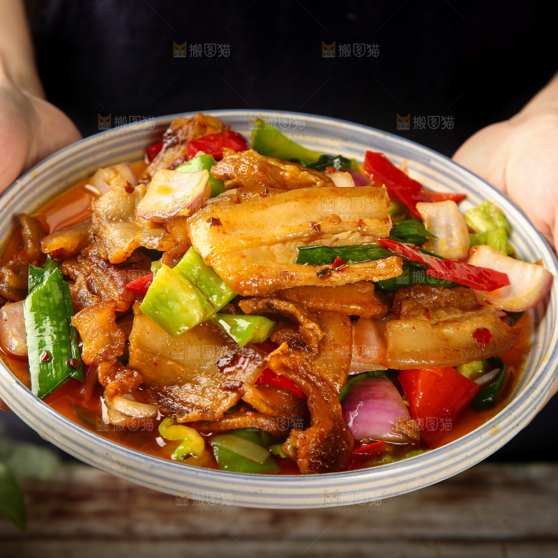 手里端着一盘川香回锅肉