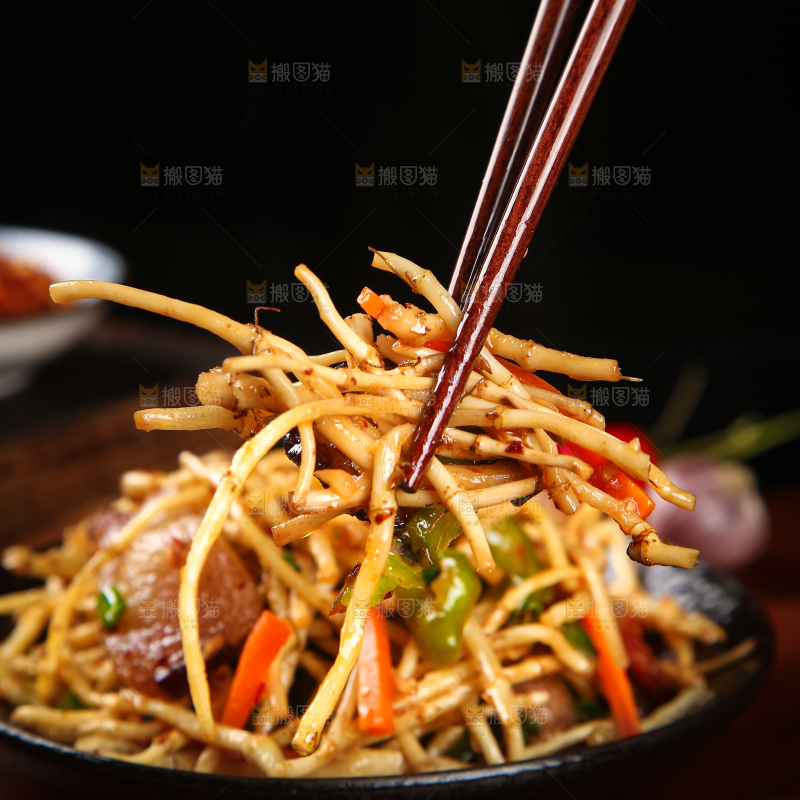 筷子上夹着折耳根腊肉