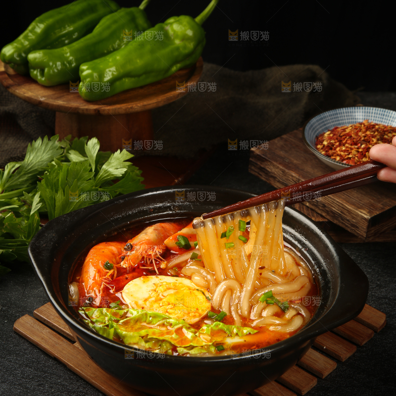 筷子上夹着土豆粉