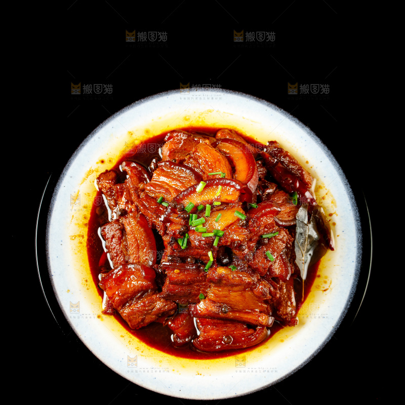 黑底上放着一盘把子肉