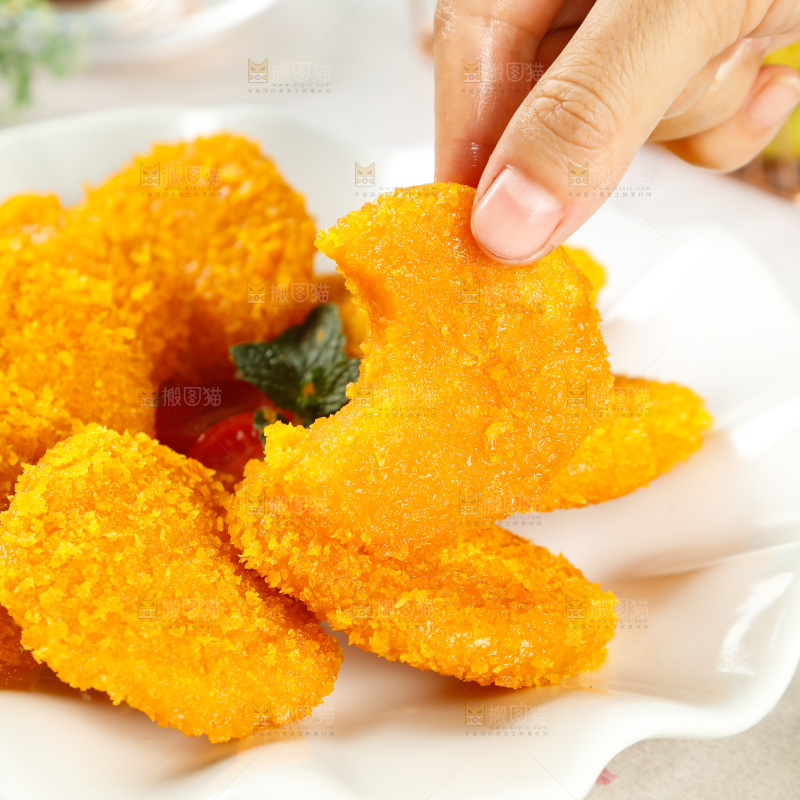 手里拿着香酥南瓜饼