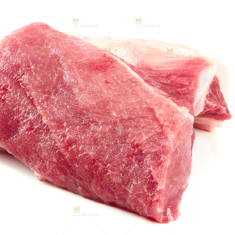 猪瘦肉摆放在白底上