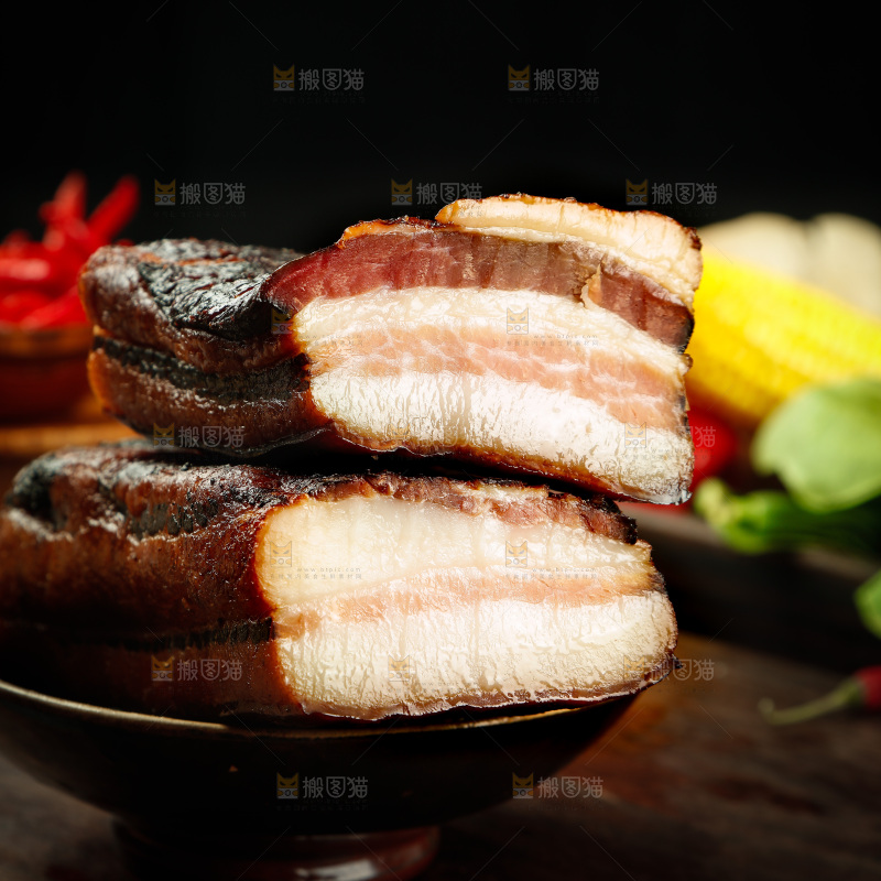 深底上的四川烟熏腊肉
