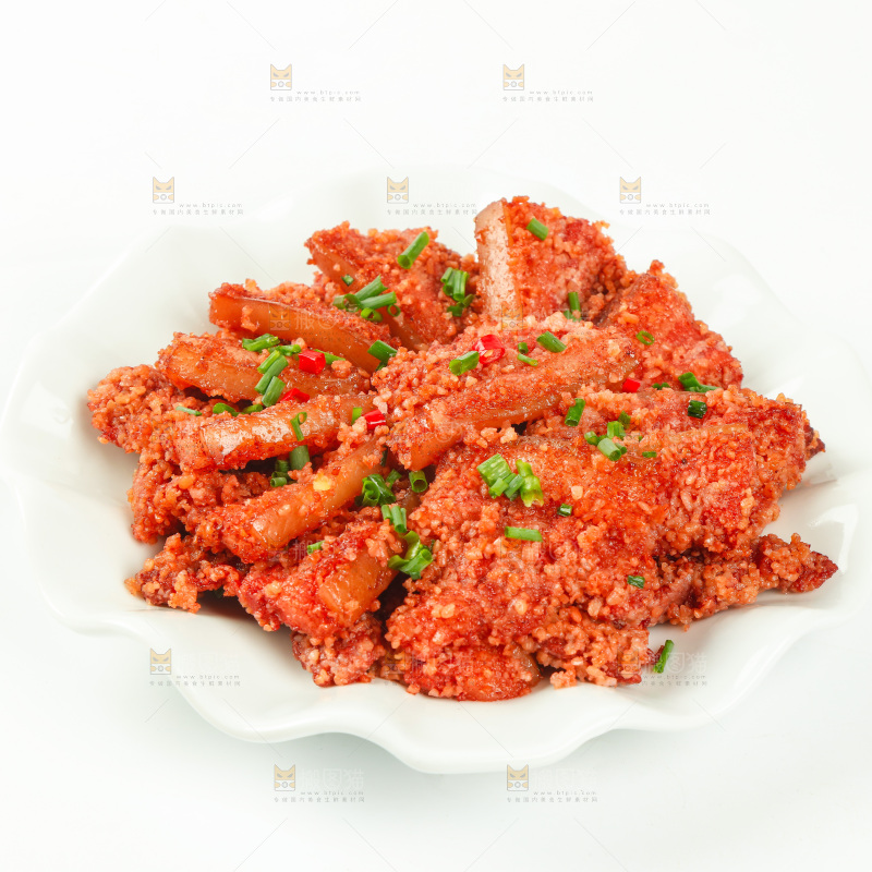 一盘粉蒸肉摆放在白底上