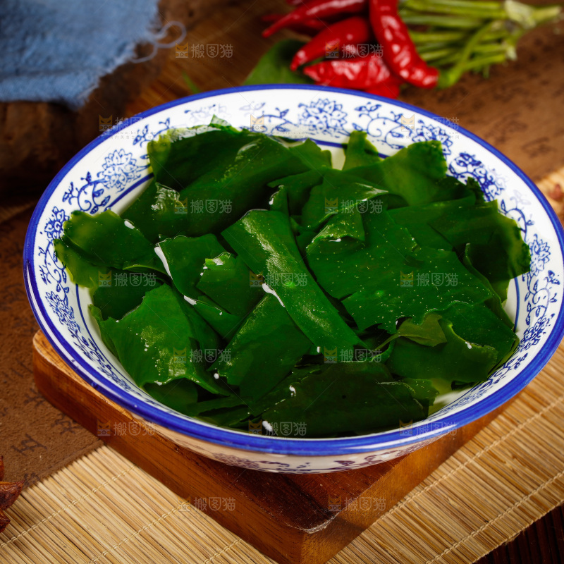 碗里泡着裙带菜
