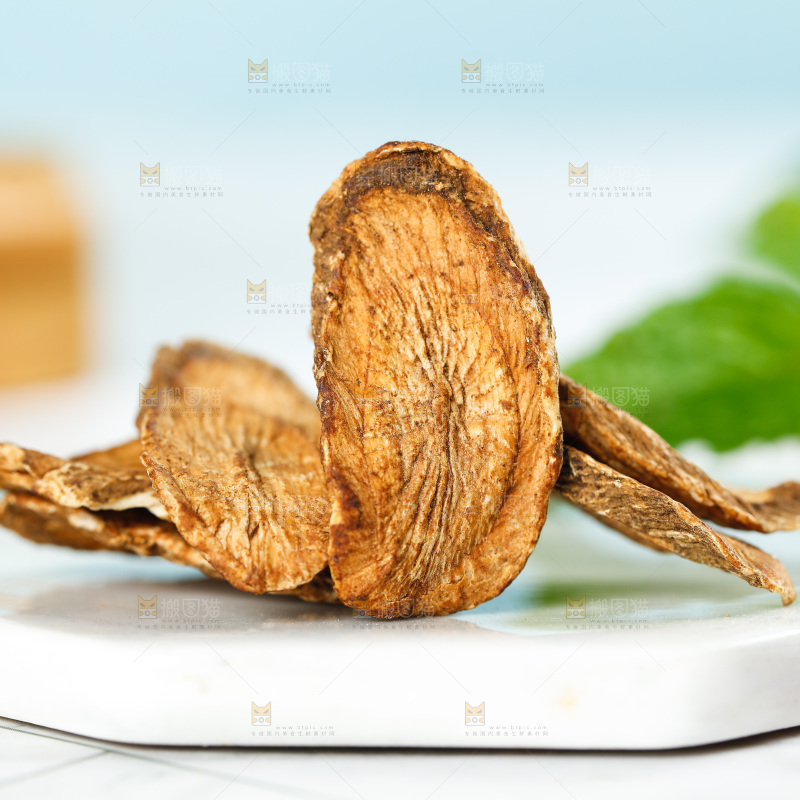 大理石上放着牛蒡根片