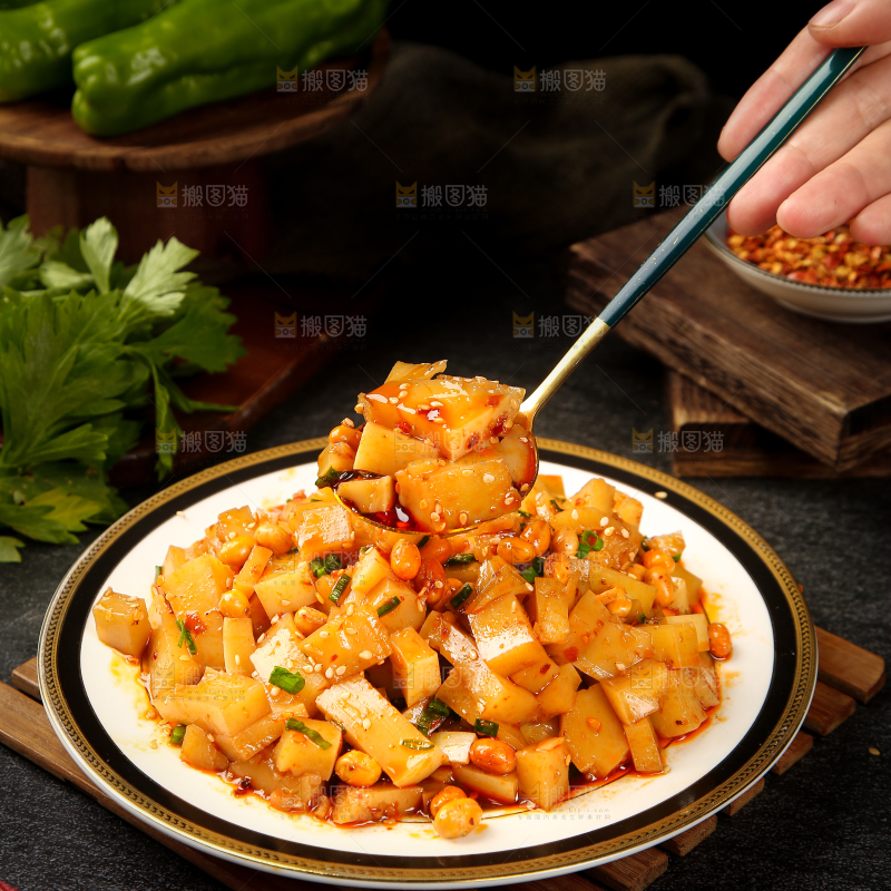 勺子上舀着米豆腐