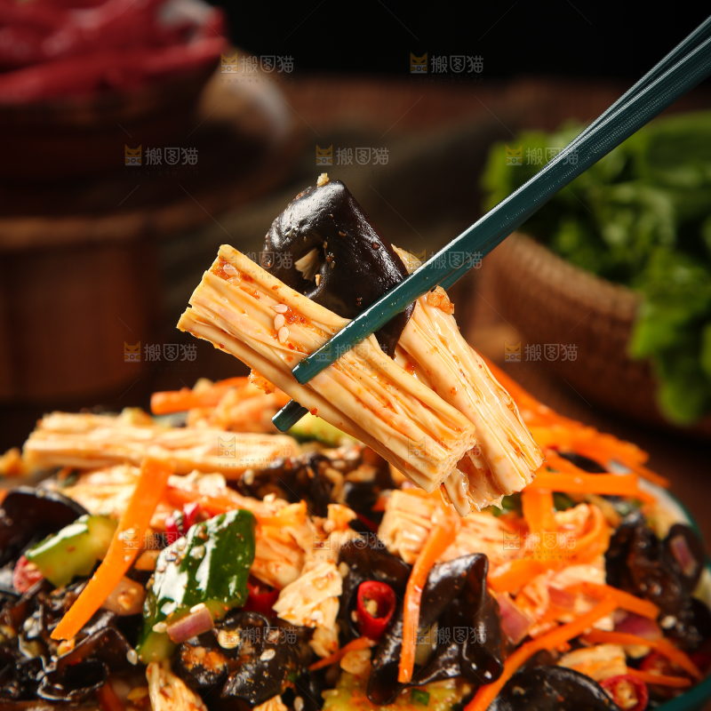 筷子上夹着凉拌腐竹黑木耳