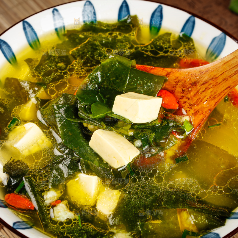 勺子上舀着裙带菜豆腐汤