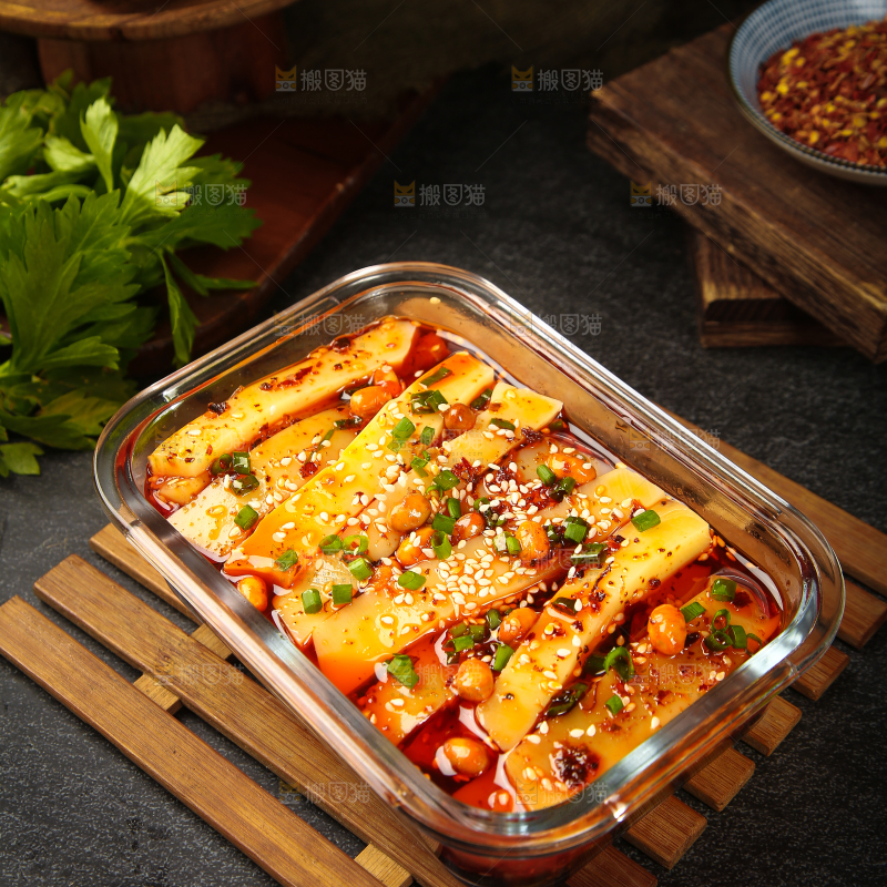 碗里的的凉拌米豆腐