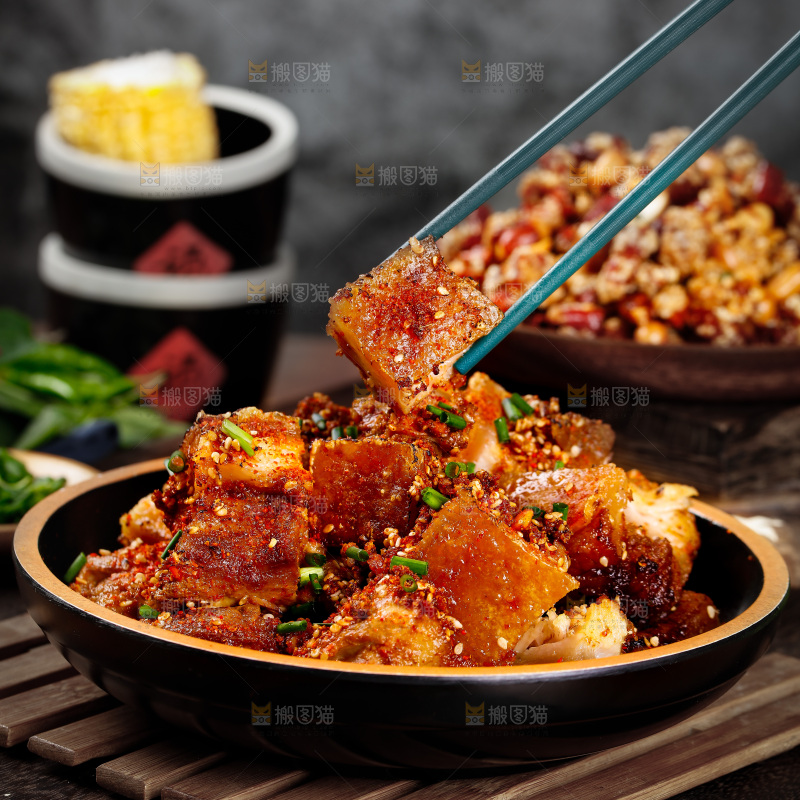 筷子上夹着烤肉