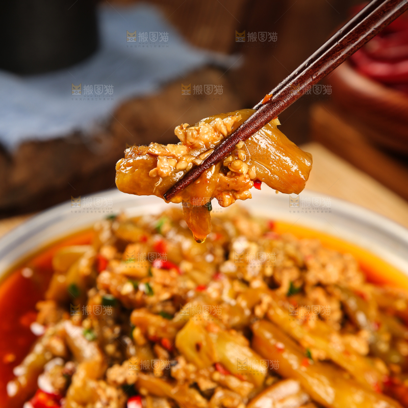 筷子上夹着肉末茄子