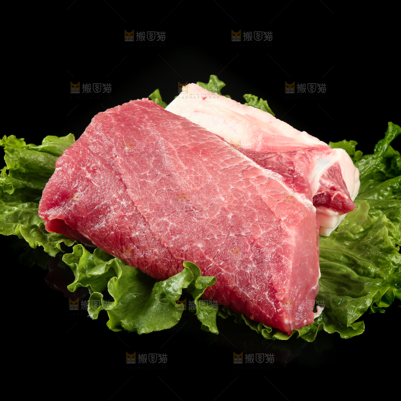 菜叶上放着一块瘦肉