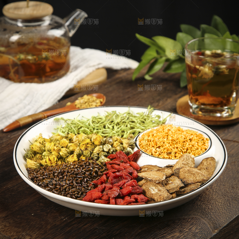 木底上放着一盘花茶食材组合