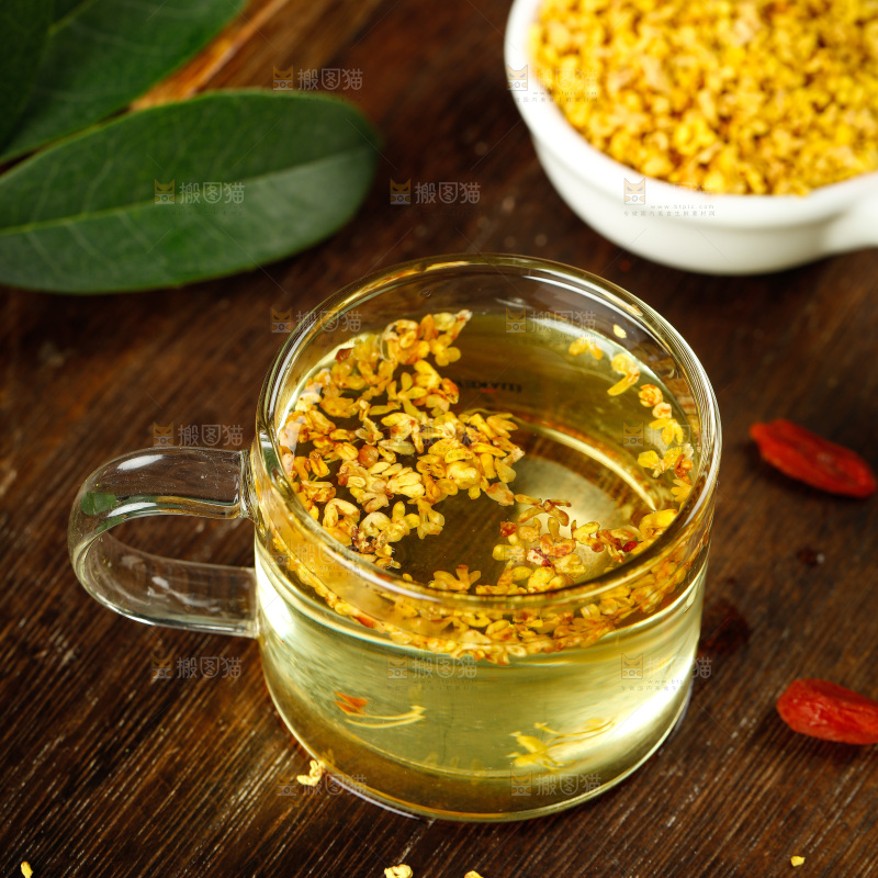 木底上摆放着一杯桂花茶