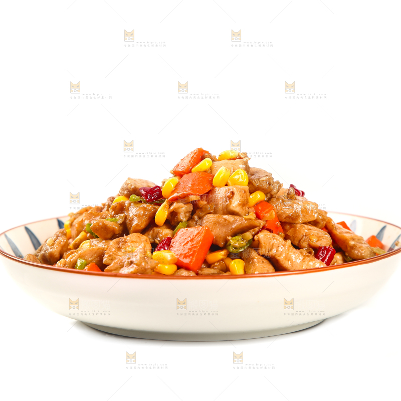 白底上放着一盘炒鸡胸肉