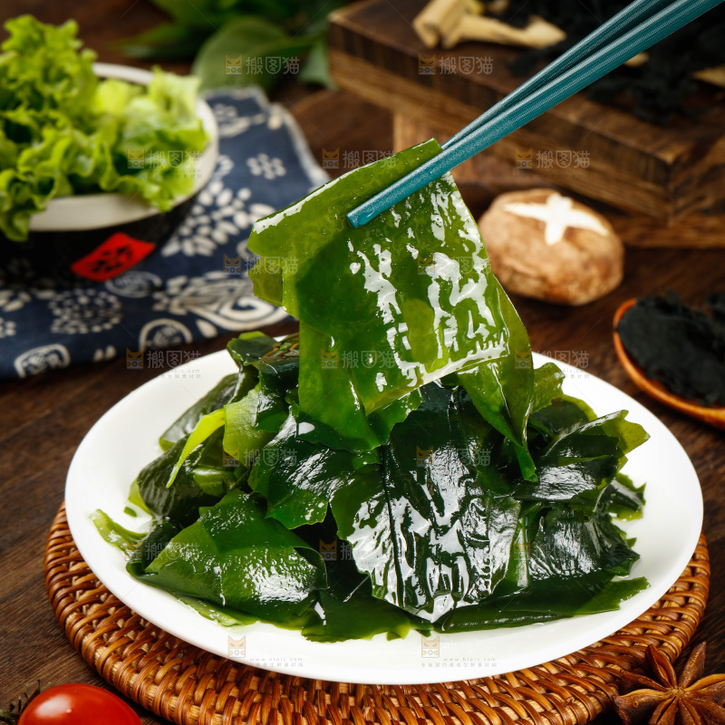 筷子上夹着泡过的裙带菜